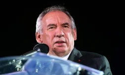 Par pragmatisme ou pour limiter les risques, François Bayrou assume de rester en retrait des négociations sur le budget, laissant ses poids lourds à la manœuvre pour tenter d'obtenir une non-censure de la gauche sans froisser ses partenaires