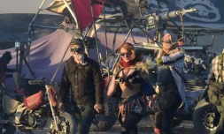 Des festivaliers le 23 septembre Wastelands Weekend en Californie, oĂč l'on se retrouve pour vouer un culte Ă "Mad Max"