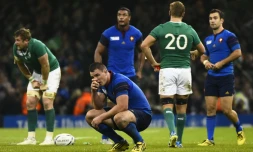 Louis Picamoles (C) après la défaite de la France contre l'Irlande en Coupe du monde le 11 octobre 2015 au Millenium Stadium de Cardiff