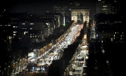Trafic nocturne sur les Champs-Elysées à Paris, le 24 novembre 2016