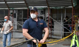 Un policier municipal bloque l'accès à un immeuble où est apparu un nouveau foyer de Covid-19, le 13 juin 2020 à Rome