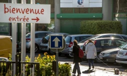 Deux femmes marchent devant un Pôle emploi, à Lille, le 27 avril 2017