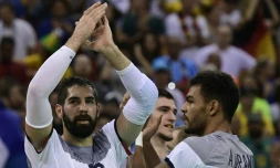 Les Bleus du handl dont Nikola Karabatic (g) savourent leur qualification en finale aux JO de Rio après leur victoire face à l'Allemagne, le 19 août 2016