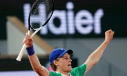 L'Italien Jannik Sinner célèbre sa victoire en demi-finale du simple messieurs contre le Serbe Novak Djokovic lors des Internationaux de France de tennis, à Paris, le 6 juin 2025