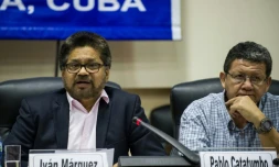 Ivan Marquez (g), le chef de la délégation des Farc pour les pourparlers de paix, lors d'une conférence de presse, le 19 janvier 2016 à La Havane, à Cuba