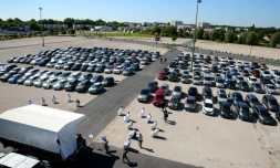 Des automobilistes garĂ©s sur un parking pour assister Ă une messe en plein air cĂ©lĂ©brĂ©e par Mgr François Touvet, l'Ă©vĂȘque de ChĂąlons-en-Champagne, le 17 mai 2020
