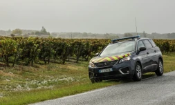 Un véhicule de gendarmerie garé prÚs des vignes du chùteau Sipian, le 29 septembre 2021 à Valeyrac, en Gironde