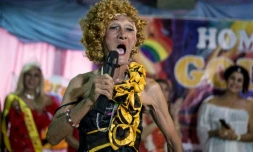 An Enriquez, vendeur de rue de 82 ans, se produit dans un drag show avec les membres du collectif "Golden Gays",  le 16 juin 2018 à Manille, aux Philippines
