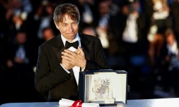 Le réalisateur américain Sean Baker pose aprÚs avoir remporté la Palme d'or au 77e festival de Cannes, le 25 mai 2024 à Cannes