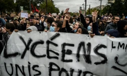 Des protestataires tiennent une banderole lors d'une manifestation de lycéens, le 8 octobre 2026 à Bron (RhÎne)
