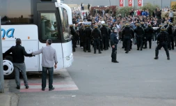 Les joueurs de Lyon quittent le stade Armand-Césari en autobus protégés par les forces de l'ordre, le 16 avril 2017