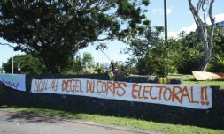 Bannière contre la réforme du corps électoral en Nouvelle-Calédonie, le 24 mai 2024 à Nouméa