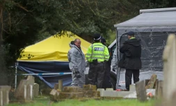 Des enquêteurs dans le cimetière de Salisbury, dans le sud de l'Angleterre, où reposent l'épouse et le fils de l'ancien espion russe Sergueï Skripal. Le 10 mars 2018.