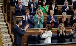 Le Premier ministre espagnol Pedro Sanchez, des membres du Parlement et du gouvernement applaudissent aprĂšs l'annonce de la reconnaissance d'un Etat palestinien, le 22 mai 2024 au CongrĂšs Ă Madrid