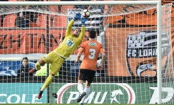 Le gardien de Lorient Benjamin Lecomte arrête un tir face à Nice en Coupe de France au Moustoir, le 8 janvier 2017 