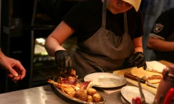 Une assiette de poulet roti au restaurant Gigi's à New York le 26 avril 2026