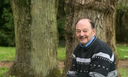 L'écrivain Michel Tournier dans le jardin de sa maison de Choisel, au sud-ouest de Paris, le 4 avril 2005