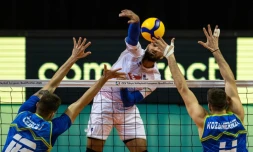 Le Français Earvin Ngapeth (c) smashe contre la Slovénie en demi-finale du Tournoi de qualification olympique de Berlin, le 9 janvier 2020