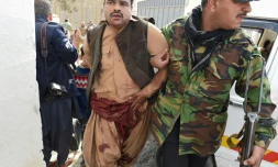 Un membre des forces de sécurité pakistanaise secourt un blessé aprÚs une attaque suicide conduite dans une église à Quetta, le 17 décembre 2017