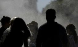 Des personnes sous un systĂšme de rafraichissement pendant la canicule Ă Strasbourg, le 20 juin 2026