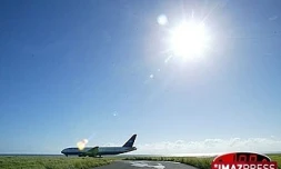 Un avion sur la piste de l'aéroport Rolland-Garros