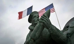 Les drapeaux des Etats-Unis et de la France au-dessus du monument d'Utah Beach, le 1er juin 2024, à Sainte-Marie-Du-Mont, dans la Manche, à l'occasion des commémorations du 80e anniversaire du Débarquement