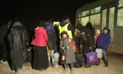 Des civils évacués d'Alep à leur arrivée le 15 décembre 2016 dans la région de Khan al-Aassal à l'ouest de la ville