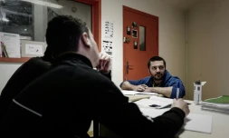 L'enseignant Guillaume Ollivier (D) donne un cours dans le quartier mineurs de la maison d'arrêt de Villepinte (Seine-saint-Denis) le 9 avril 2019