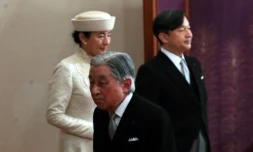 L'empereur Akihito (C) passe devant son successeur, son fils Naruhito (D) et l'épouse de ce dernier, Masako (G), à la fin de sa cérémonie d'abdication, le 30 avril 2019.