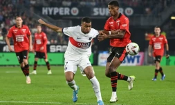 L'attaquant du PSG Kylian Mbappé (g) à la lutte avec le milieu rennais Warmed Omari, le 8 octobre 2023 à Rennes