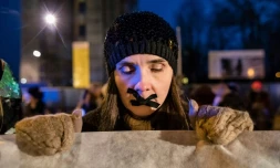 Des femmes manifestent devant le Parlement polonais pour réclamer le droit à l'avortement, le 10 janvier 2018 à Varsovie