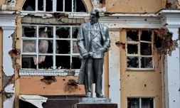 Une statue endommagée de Lénine dans la ville russe de Sudzha, contrôlée par l'Ukraine, dans la région de Koursk, lors d'une visite dirigée par l'armée ukrainienne, le 16 août 2024