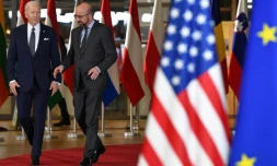 Le président américain Joe Biden marche aux cÎtés du président du Conseil européen Charles Michel à Bruxelles, le 24 mars 2022