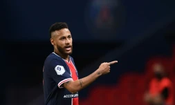 Le joueur brésilien du PSG Neymar quitte le terrain après un carton rouge à la fin du match de L1 de son équipe contre Marseille (OM) au Parc des Princes à Paris le 13 septembre 2020.