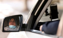 Nayla Abou Jubbah, la premiĂšre femme chauffeur de taxi Ă Gaza conduit dans l'enclave palestinienne le 17 novembre 2020