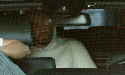 Karim Benzema (au centre, avec la capuche), à la sortie du parquet de Versailles, près de Paris, le 5 novembre 2015