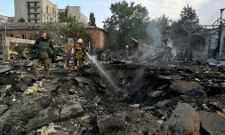 Des pompiers et des policiers sur les lieux d'une frappe russe sur une zone industrielle de Kiev, le 21 septembre 2023 en Ukraine