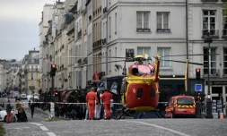 Les services d'urgences près d'un hélicoptère sur le Pont Marie à Paris, aux abords de la préfecture de police, le 3 octobre 2019