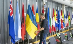 Le drapeau ukrainien est installé avant l'ouverture du premier Sommet pour la paix en Ukraine à Lucerne, en Suisse, le 13 juin 2024
