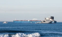 Le pétrolier Grinch, soupçonné d'appartenir à la flotte fantôme russe, au mouillage sous la garde de la Marine française dans le golfe de Fos, près du port de Marseille-Fos, le 25 janvier 2026