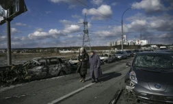 Des habitants d'Irpin, dans la banlieue de Kiev, fuient la ville, le 10 mars 2022