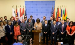 L'ambassadrice des Etats-Unis auprÚs des Nations unies Linda Thomas-Greenfield, entourée de dizaines de diplomates étrangers, s'adresse à la presse le 17 août 2023 à New York aprÚs une réunion du Conseil de sécurité sur les droits humains en Corée du Nord