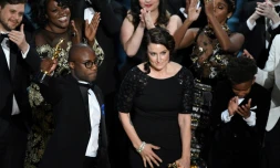 Barry Jenkins (G) avec l'Oscar du meilleur film attribué à "Moonlight" et Adele Romanski le 236 février 2017 à Hollywood en Californie