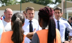 Le président français Emmanuel Macron (c) et le ministre français de l'Education nationale et de la Jeunesse Gabriel Attal (d) s'entretiennent avec des élÚves à Orthez, dans les Pyrénées-Atlantiques, le 5 septembre 2023