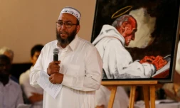 Un imam prend la parole lors de la veillée organisée à Saint-Etienne-du-Rouvray le 30 juillet 2016 en mémoire du pÚre Jacques Hamel égorgé par deux jihadistes