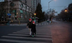 Des passants à Pékin le 28 janvier 2020 protégés par un masque 