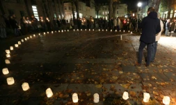 Des bougies sont allumées pour commémorer le 80e anniversaire de la "Nuit de cristal" sur le site d'une ancienne synagogue à Schwerin en Allemagne, le 8 novembre 2018