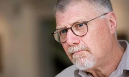 L'auteur de polars sud-africain Deon Meyer, lors d'un entretien chez lui Ă Stellenbosch, le 23 janvier 2020.