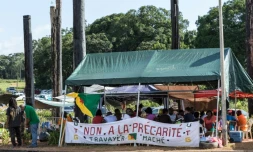 Un barrage sur la route de l'aéroport, le 29 mars 2017 en Guyane