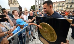 Le Bouclier de Brennus, trophée qui récompense le vainqueur du Top 14, est présenté à la foule lors de célébrations place de la Comédie à Montpellier dans le sud de la France le 25 juin 2022